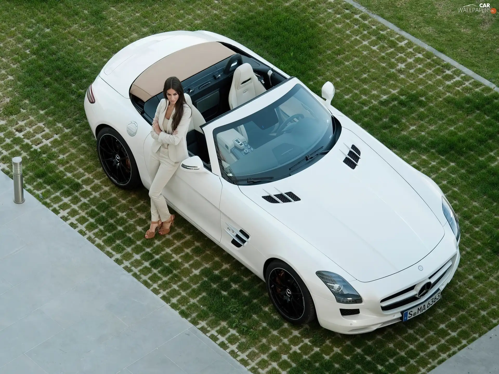 Mercedes-Benz SLS Roadster, Women