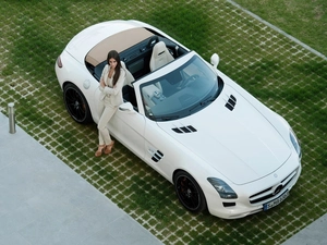Mercedes-Benz SLS Roadster, Women