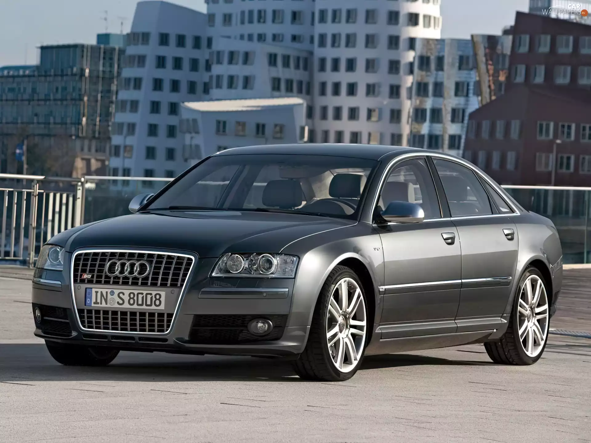 Audi S8, buildings