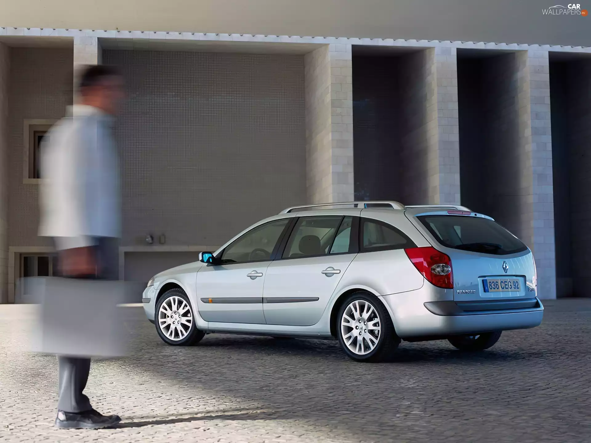 A man with a suitcase, Laguna 3, Combi