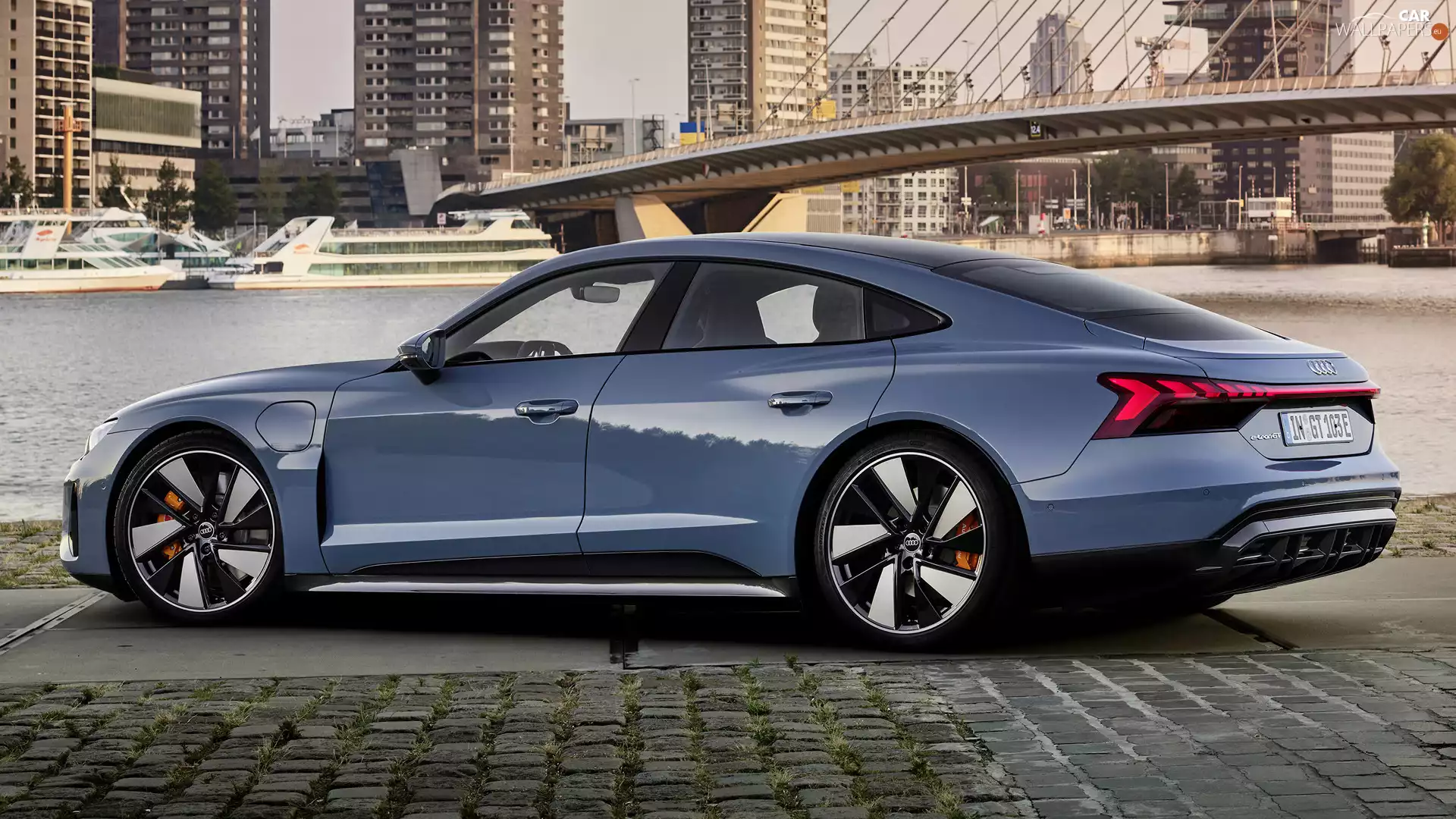 Audi E-tron GT, side