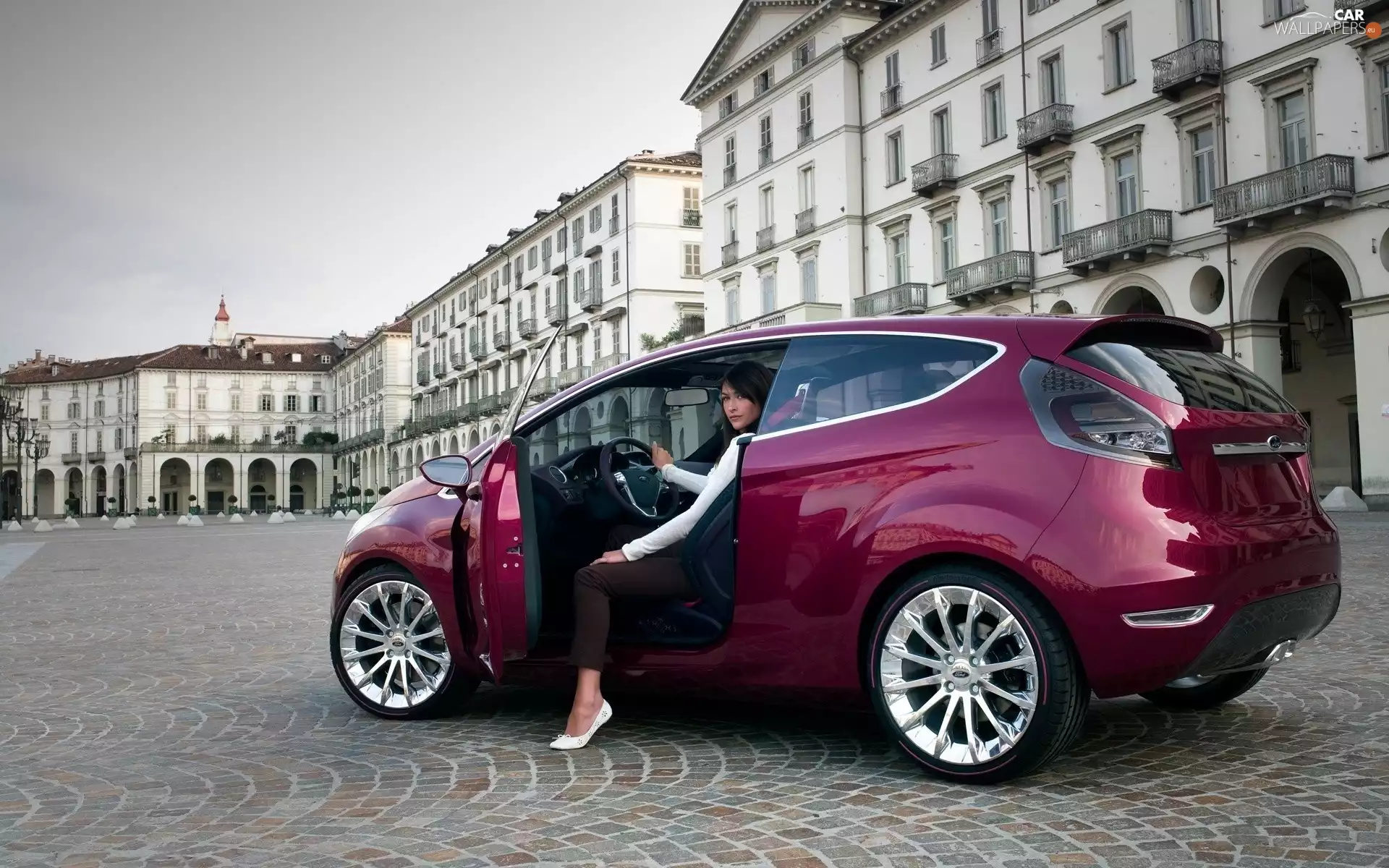 Women, apartment house, Ford, Verve, claret