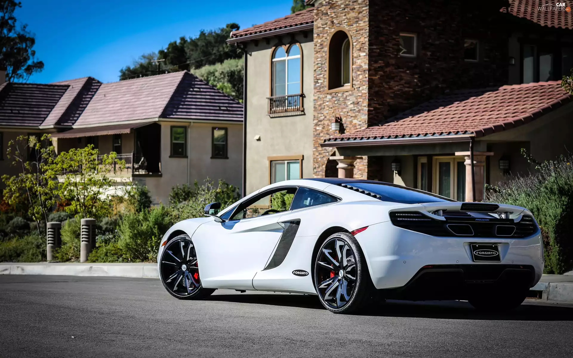 apartment house, McLaren 650S, Street