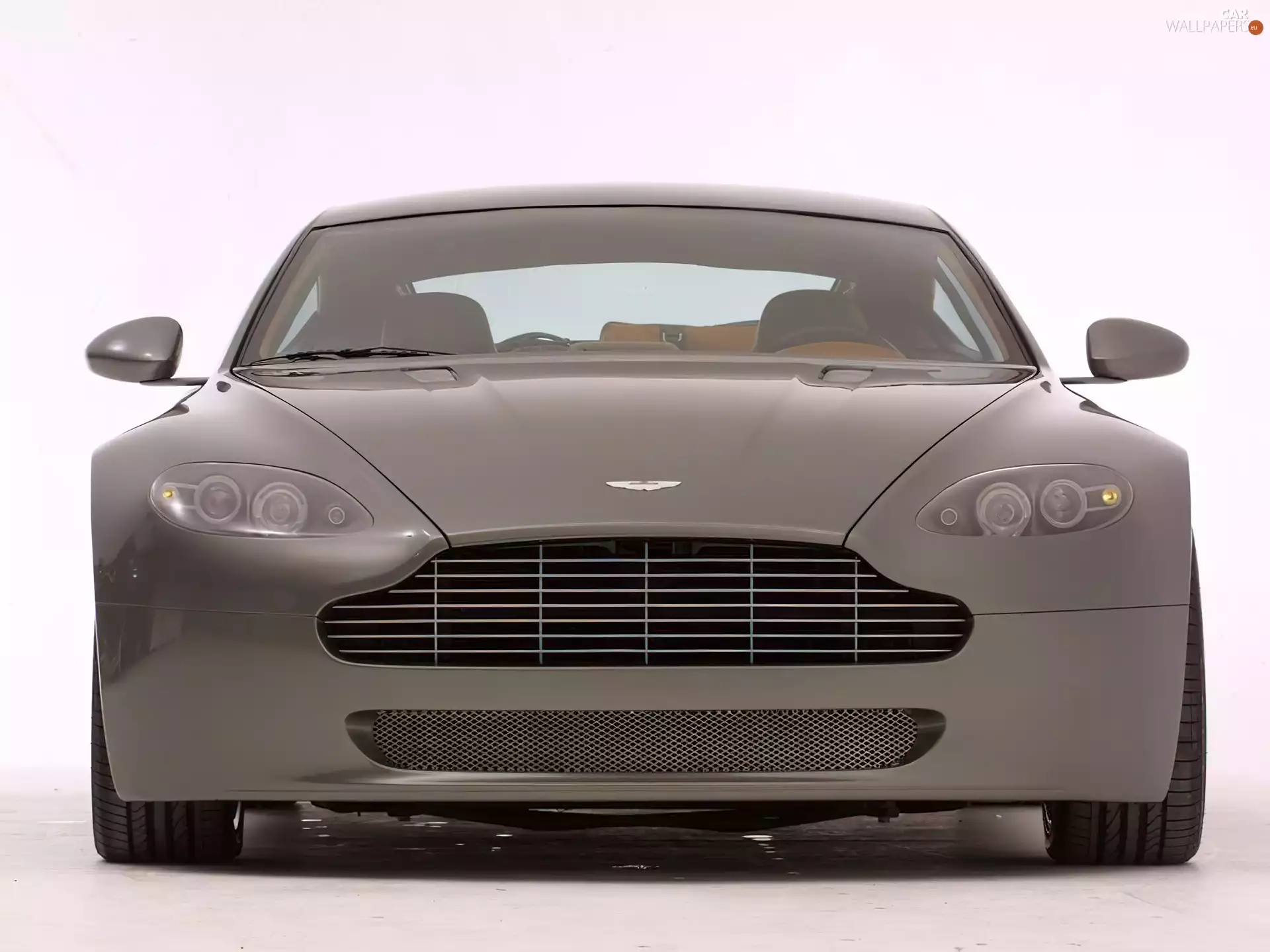 Aston Martin V8 Vantage, Front
