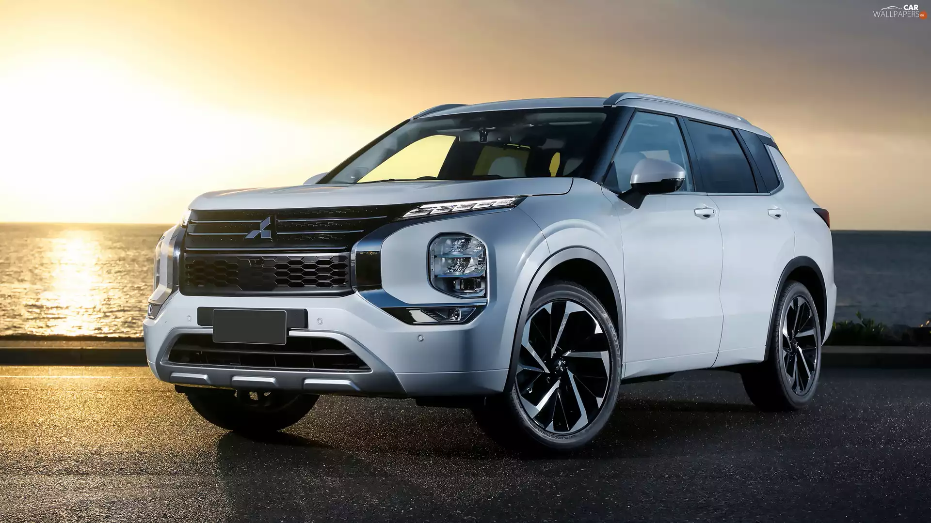 Mitsubishi Outlander, White