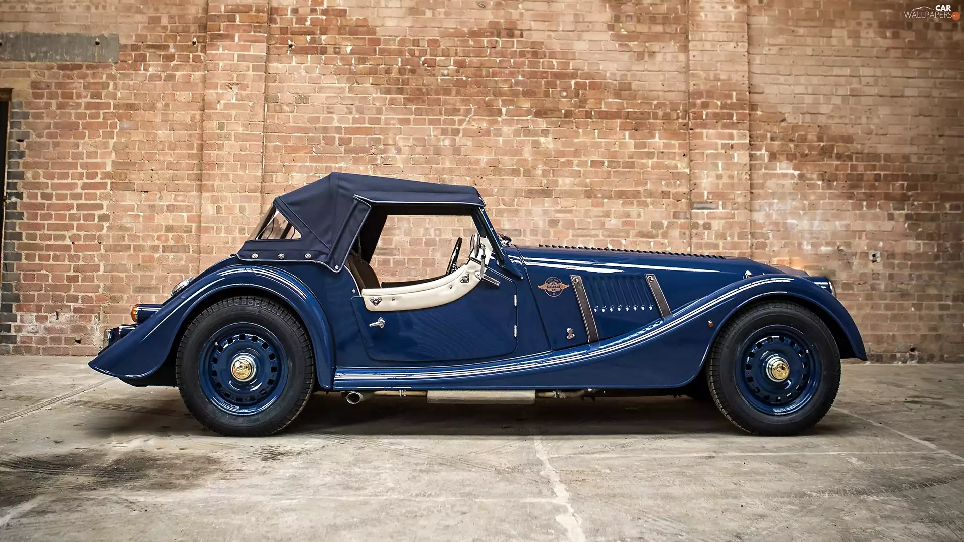 Morgan 4/4 80th Anniversary Edition, wall, brick, 2016