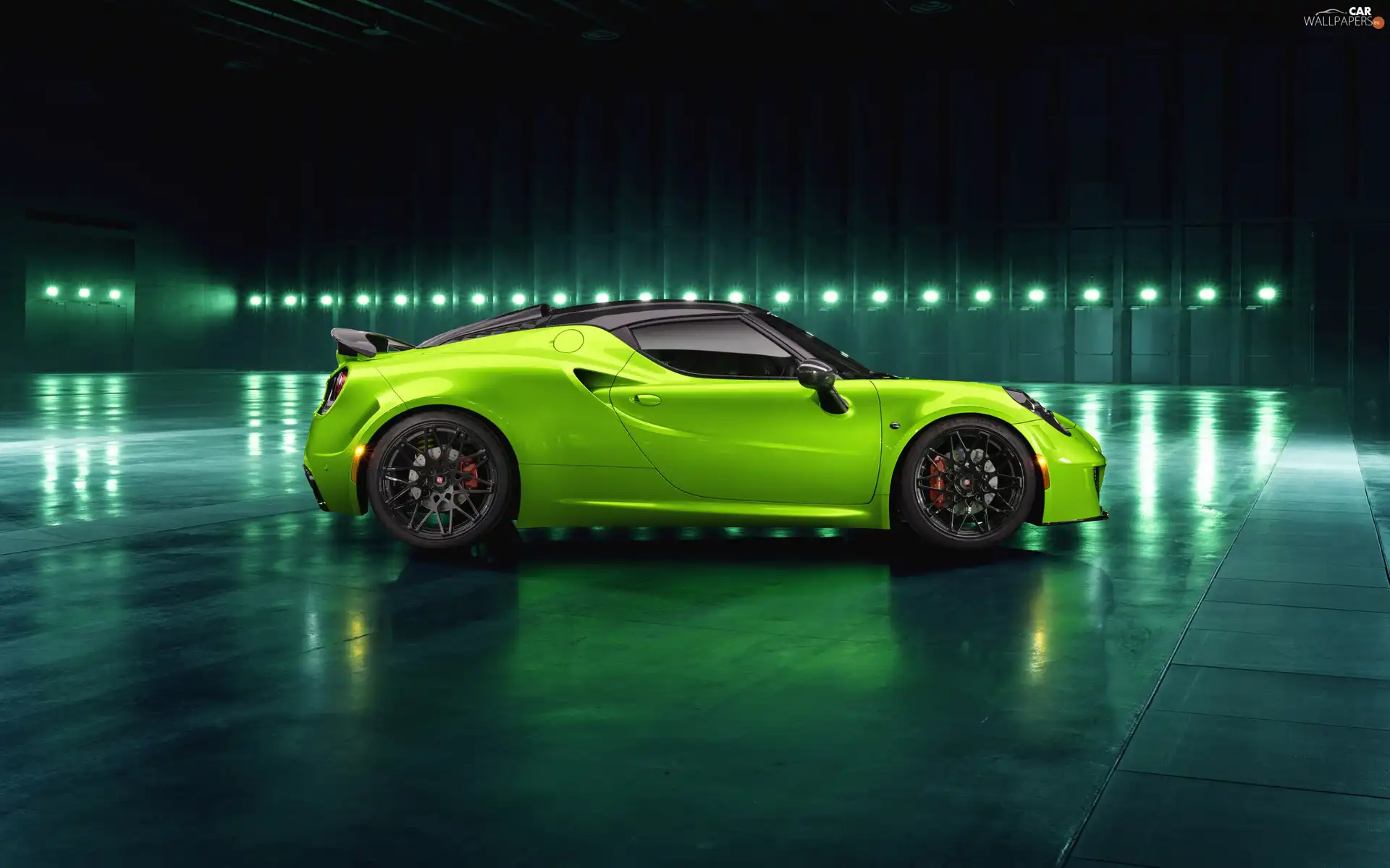 Alfa Romeo 4C, side