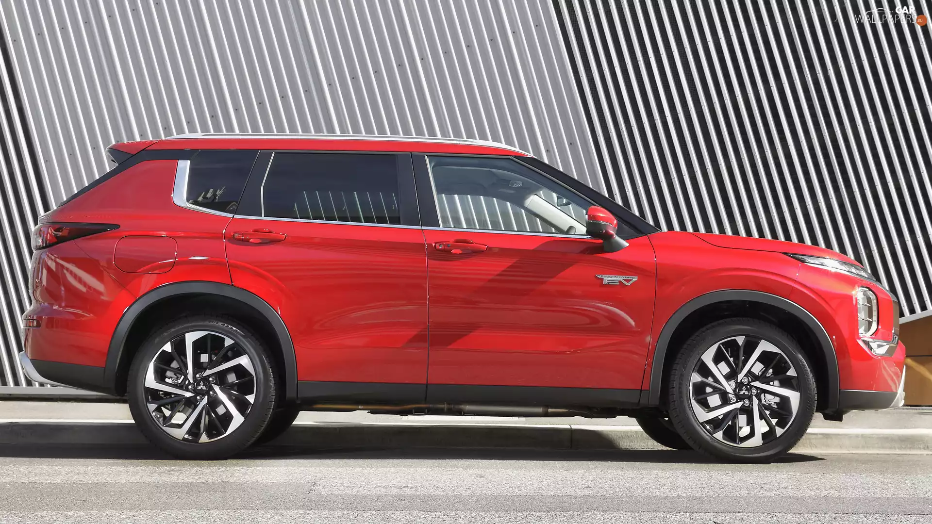 Mitsubishi Outlander PHEV, side