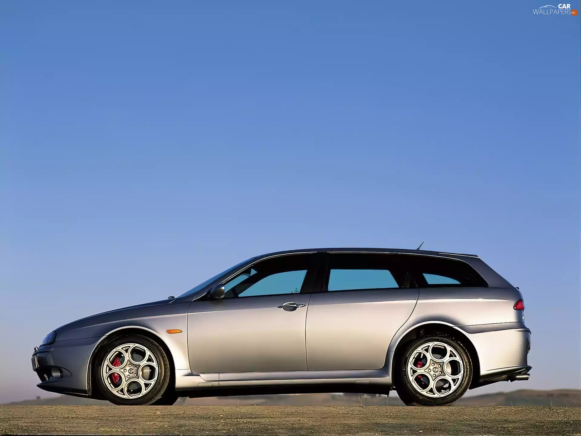 Left profile, Toyota Silver, Alfa Romeo 156