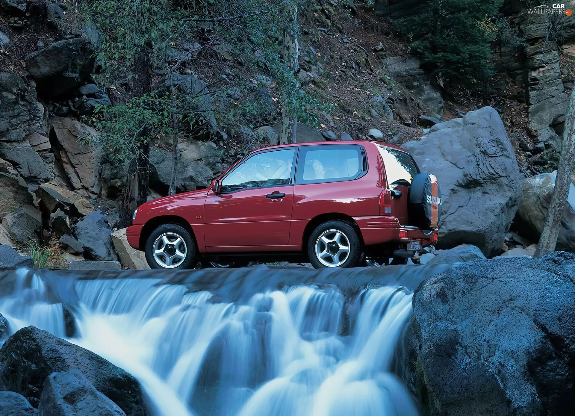 Suzuki Grand Vitara, waterfall