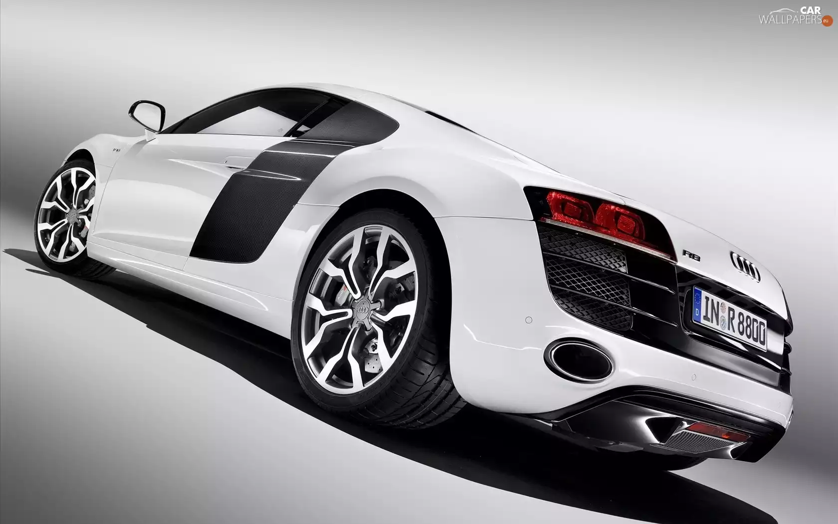 White, Audi R8