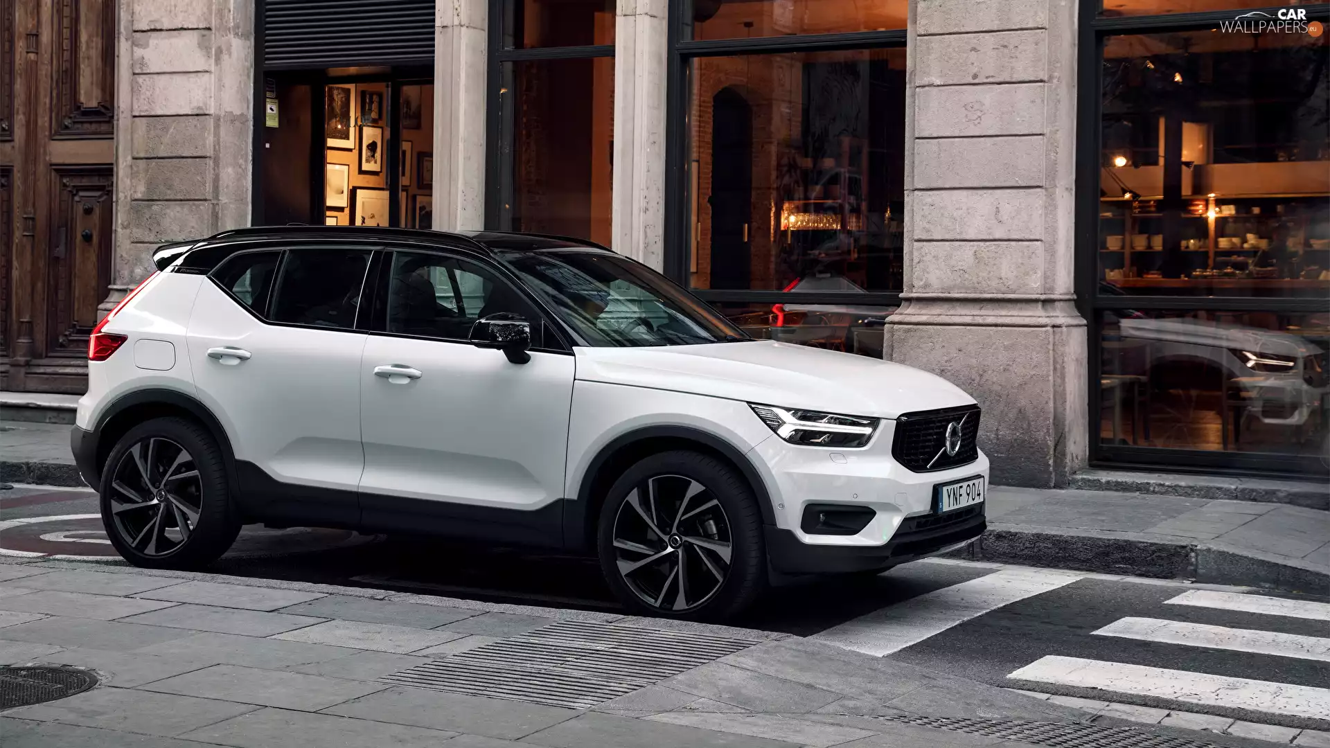 White, Volvo XC40