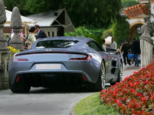 Back, Aston Martin One-77