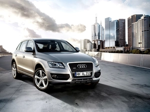 Town, Audi Q5, buildings