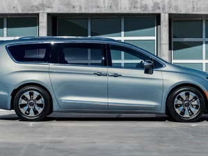 Chrysler Pacifica, side