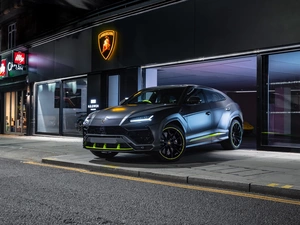 Lamborghini Urus, saloon