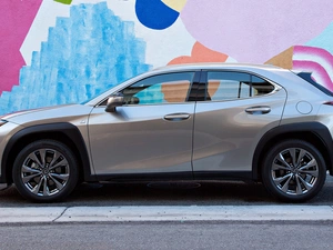 Lexus UX, side
