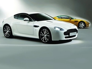 Aston Martin V8 Vantage, comparison