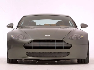 Aston Martin V8 Vantage, Front