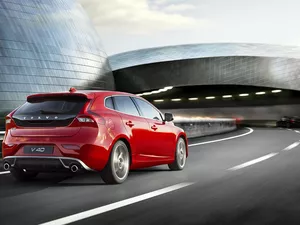 Red, Volvo V40