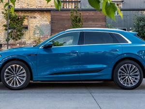 Audi e-Tron, side