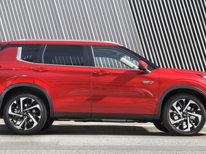 Mitsubishi Outlander PHEV, side
