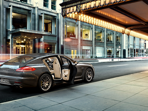 Porsche Panamera 4S, Street, Town, 2015