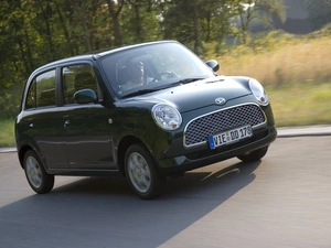 Daihatsu Trevis, dark, green ones