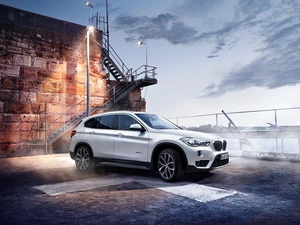 White, BMW X1